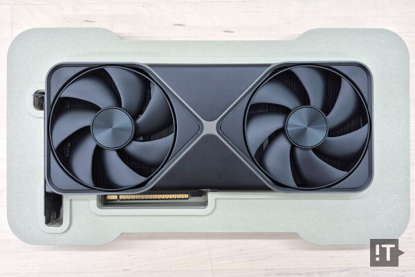 NVIDIA GEFORCE RTX 5090 리뷰 : $ 2,000에 대한 순수한 AI 초과