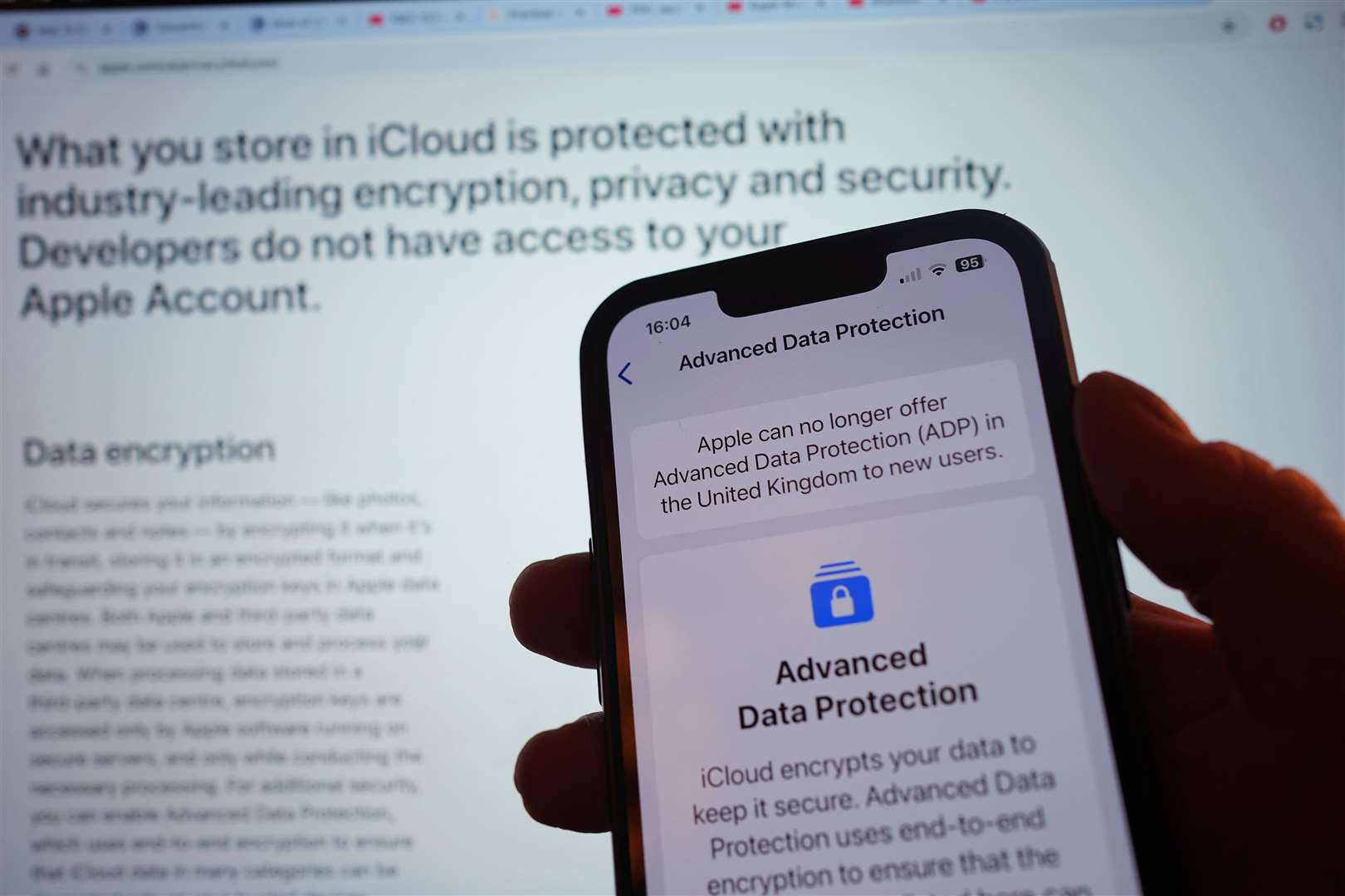 Apple은 정부가 백도어를 요구 한 후 영국 사용자를위한 iCloud 암호화 기능을 철회합니다.