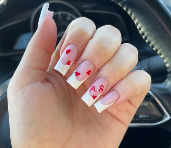 발렌타인 데이 이니셜 네일아트
(Valentine’s Day initial nail art)