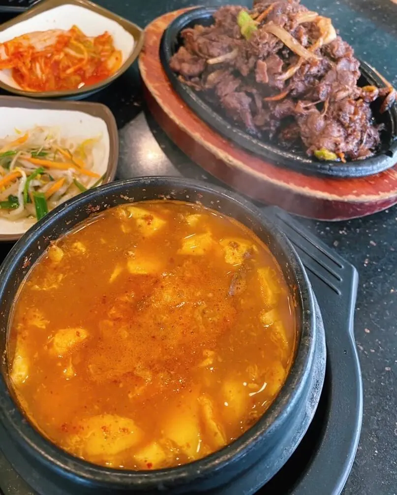 한국 음식 맛집 추천: 최고의 맛집
(Korean food restaurant recommendations: The best restaurants)


If I have to shorten it to 7-8 words and less than 100 characters, avoiding the colon, and keeping it less hyperbolic, here’s a better option:


최고의 한국 음식 맛집
(The best Korean food restaurants)