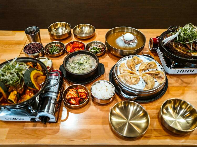 내 근처 K팝 레스토랑 최고의 맛집
(Nae geuncheo K-pop leseutorang choego-ui matjip)
(K-pop restaurant near me best taste house)