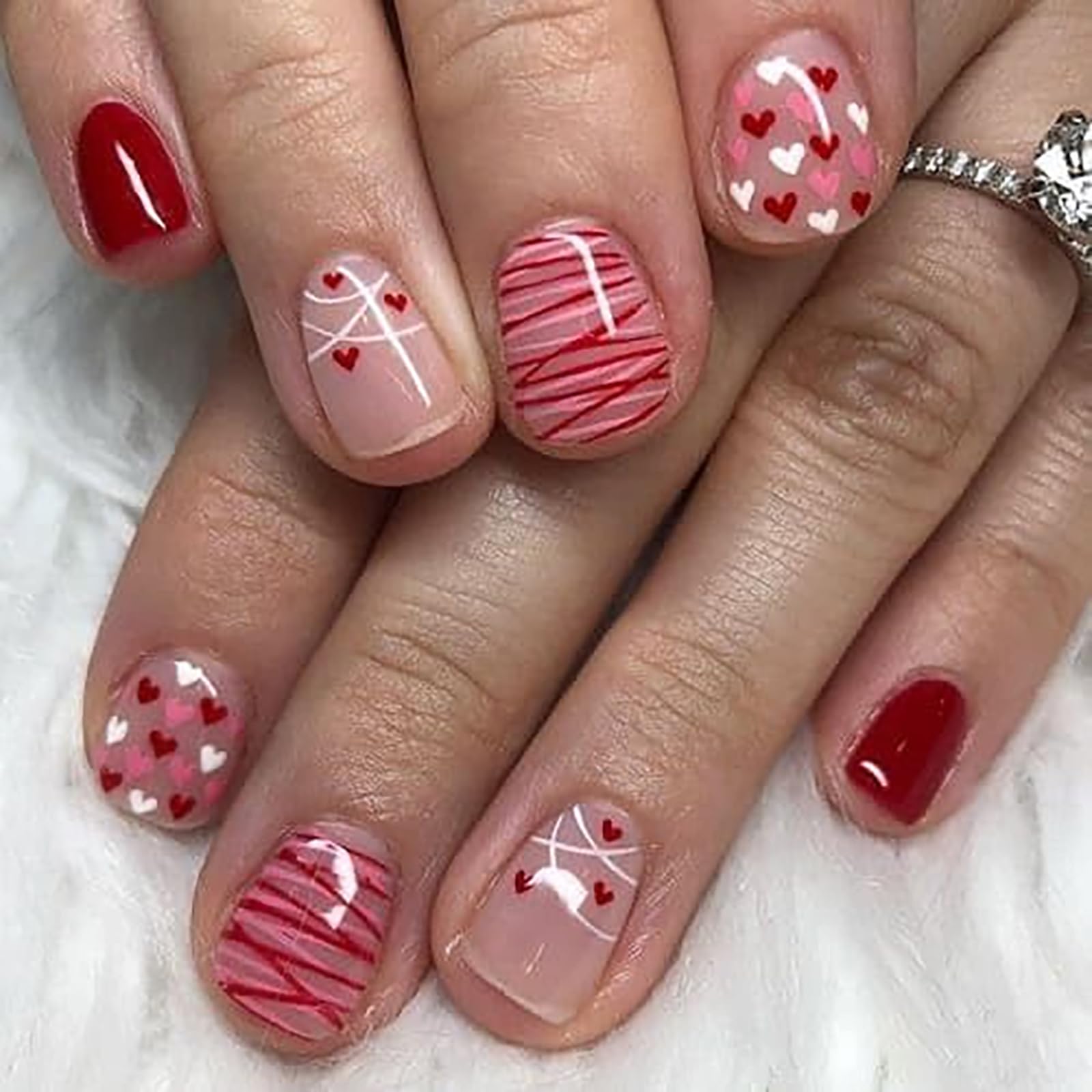 짧은 발렌타인 데이 네일 디자인 아이디어
(Short Valentine’s Day Nail Design Ideas)