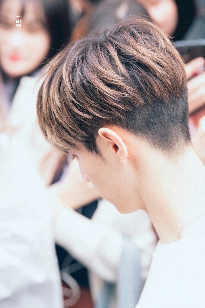 트렌디한 한국 남자 언더컷 헤어스타일
(Trendy Korean Men’s Undercut Hairstyle)