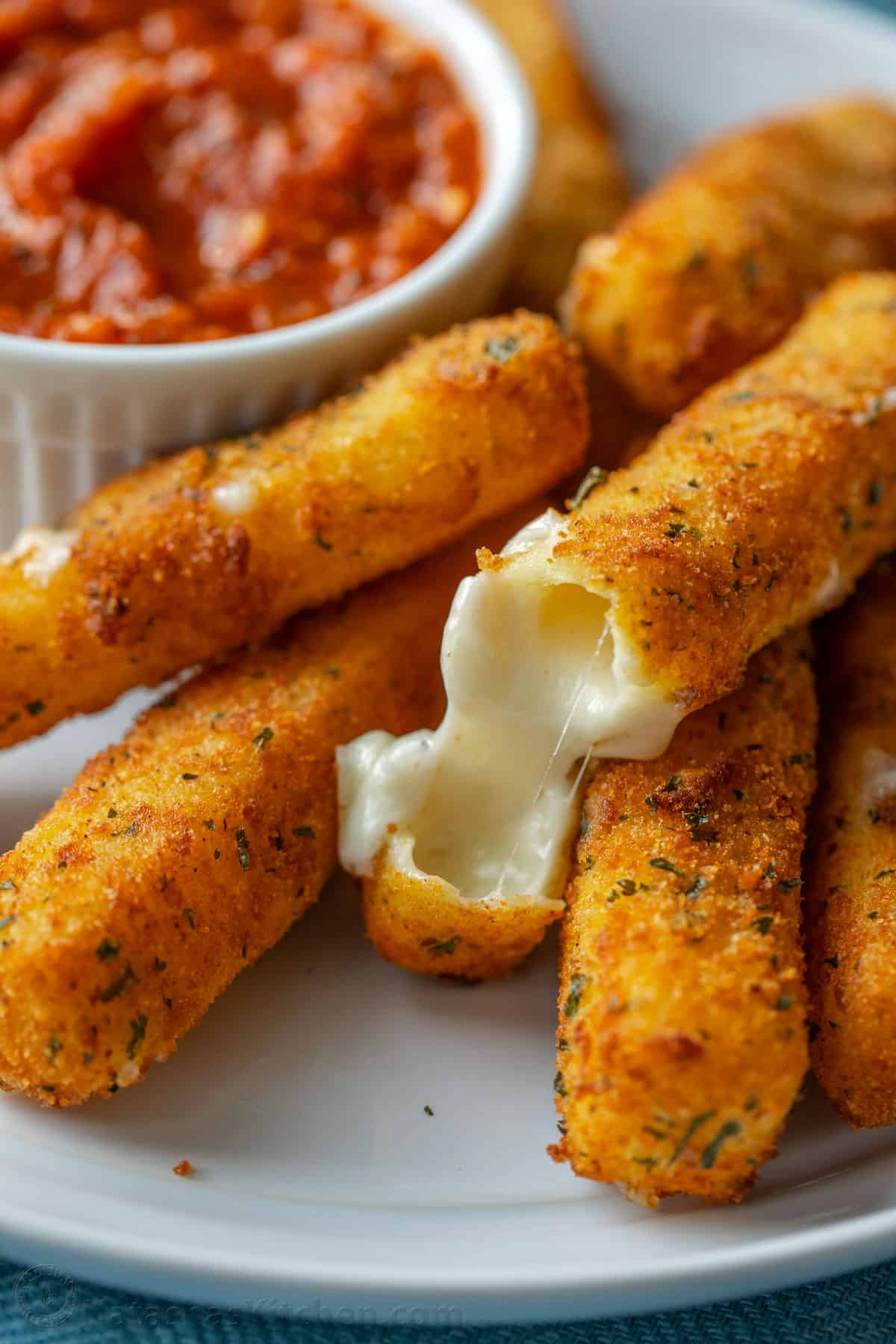 경기 간식: 모짜렐라 스틱 레시피
(Game day snacks: mozzarella stick recipes)


Other options that are closer to the character limit but slightly less natural sounding in Korean:

* 게임데이 모짜렐라 스틱 레시피
* 경기날 모짜렐라 스틱 만들기