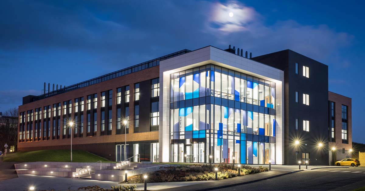 Loughborough University의 물리학 자들은 나노 기술을 사용하여 ‘세계에서 가장 작은 바이올린’을 만듭니다.