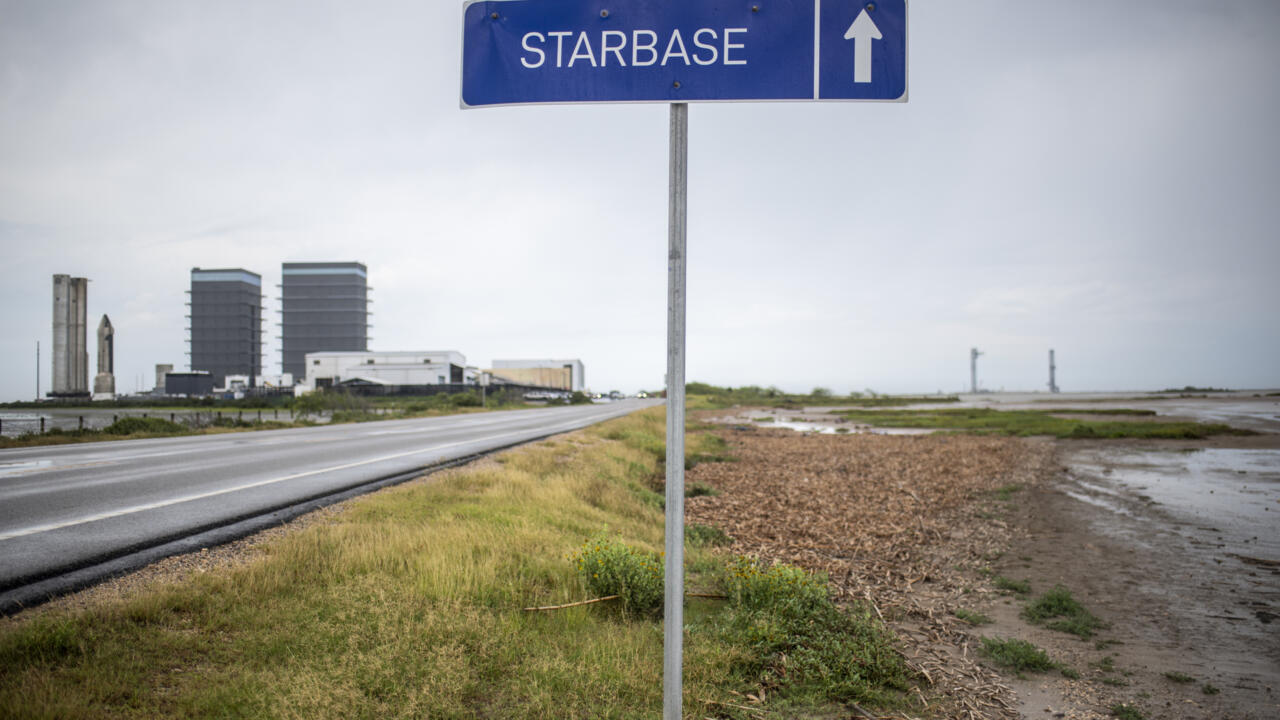 Starbase City는 Elon Musk와 Desert의 출시 근처에서 자랍니다.