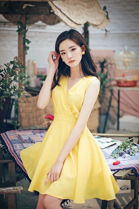 예쁜 한국 패션 소녀 드레스
(Yeppeun hanguk paesyeon sonyeo deureseu – Pretty Korean fashion girl dress)