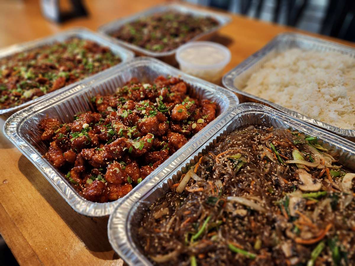 최고의 한국 음식 케이터링 서비스
(Choego-ui hanguk eumsik keiteoring seobiseu)

Translation: Best Korean Food Catering Service