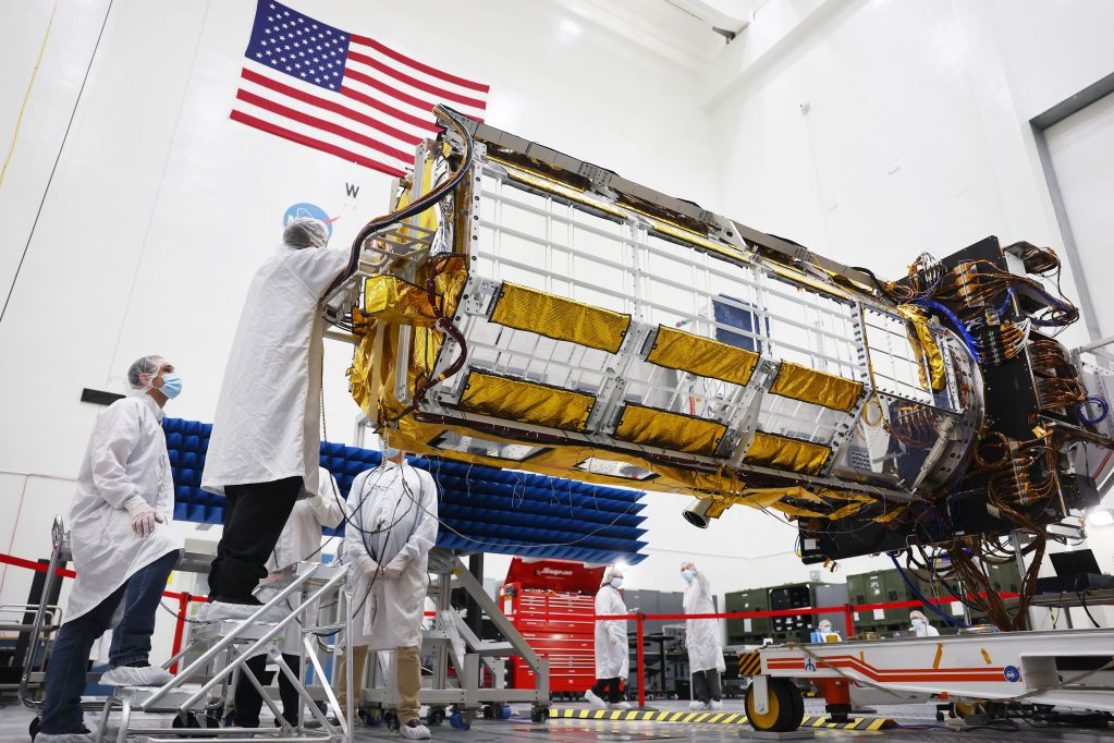 가장 큰 NASA -NA 위성 안테나는 우주에서 발생했습니다.