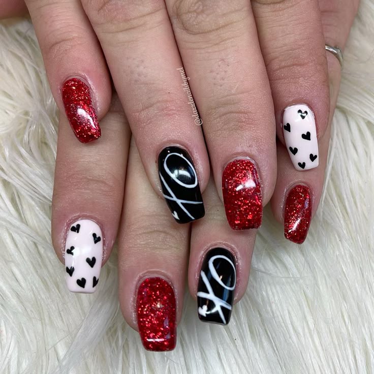발렌타인 네일 XO: 사랑스러운 손끝
(Valentine Nails XO: Lovely Fingertips)