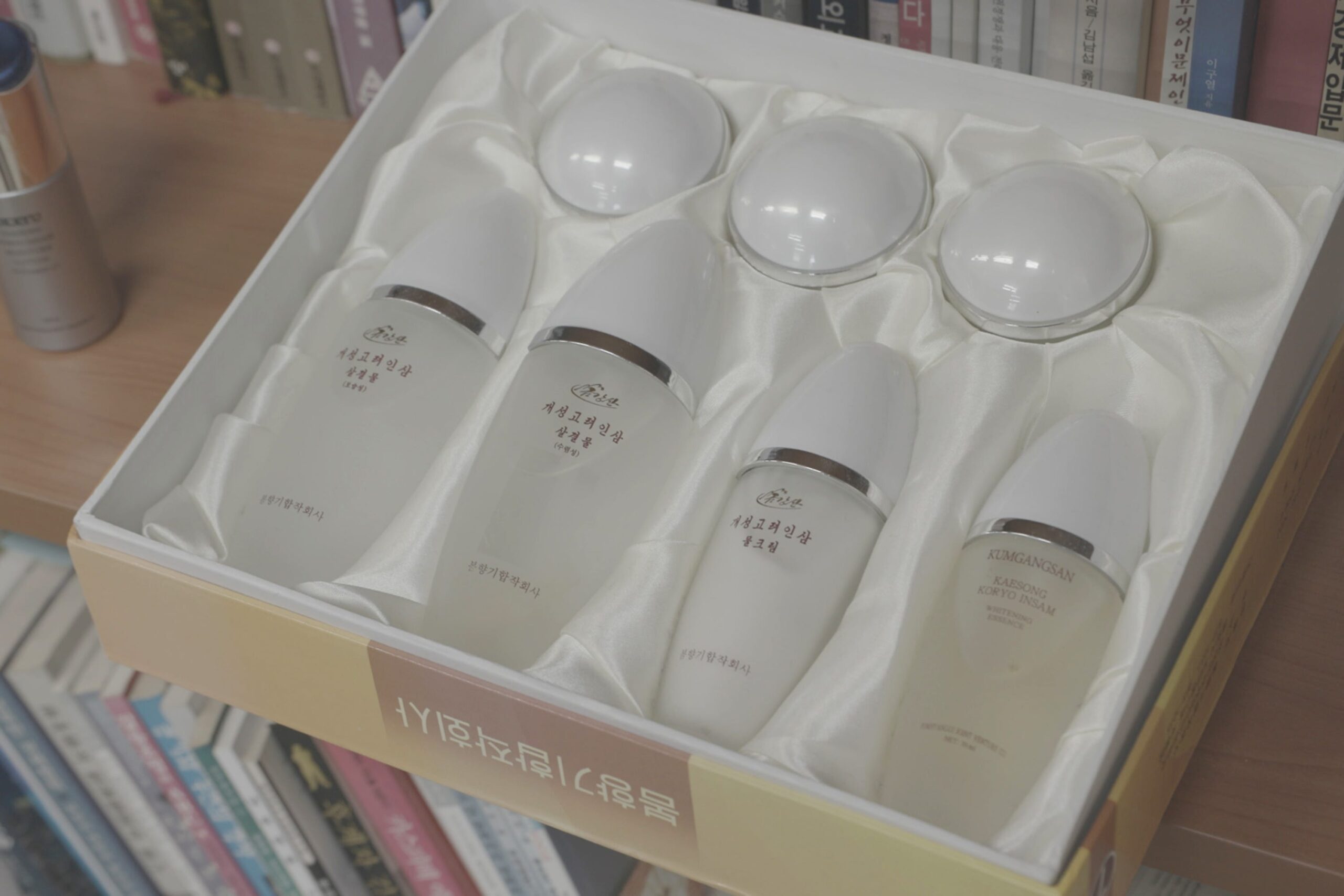 북한 화장품: 꾸밈없는 아름다움 살펴보기 (Bukhan hwajangpum: kkumi eopsneun areumdaum salpyeo bogi) – North Korean Cosmetics: A look at unadorned beauty