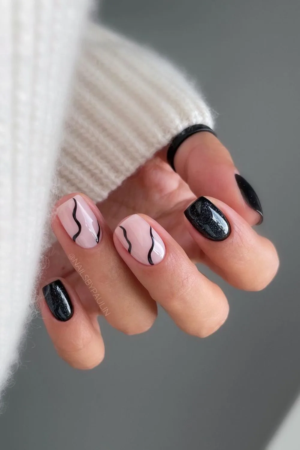 블랙 2월 네일: 시크하고 트렌디한 디자인
(Black February Nails: Chic and Trendy Designs)