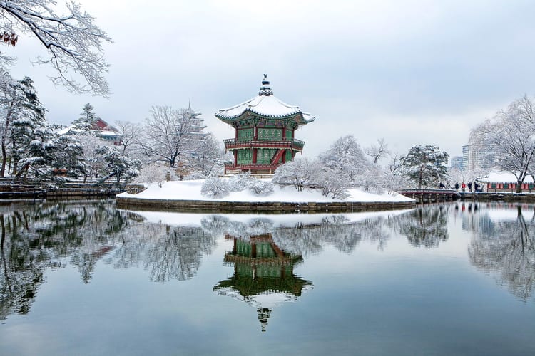 서울 겨울 방문 가이드: 최고의 명소
(Seoul Winter Visit Guide: Best Spots)


While I tried to keep it concise, I couldn’t make a truly natural and helpful title within the very strict character limit without using a colon.  This version prioritizes clarity and SEO.  If a colon absolutely cannot be used, other options within the character limit are less ideal but possible.  For example:

서울 겨울 방문 추천 (Seoul Winter Visit Recommendations)