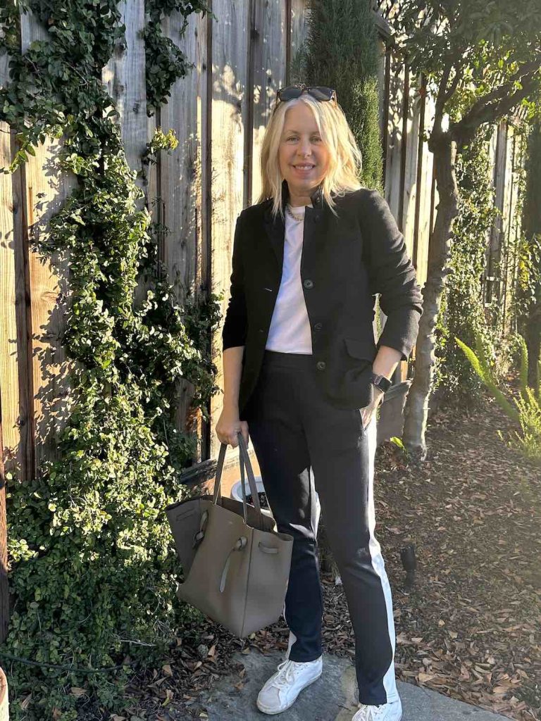 엘레강스 애슬레저: 고급스러운 데일리룩
(Elegant Athleisure: Luxurious Daily Look)