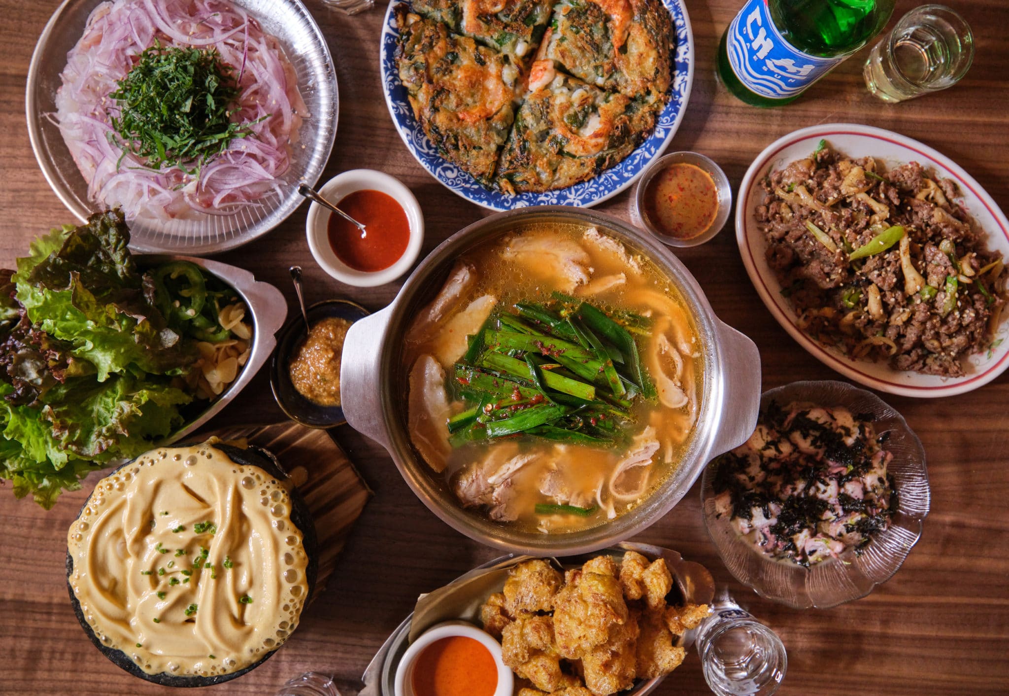 최고의 한국 음식 맛집 경험
(Choegoui hanguk eumsik matjip gyeongheom)
(Best Korean Food Restaurant Experience)