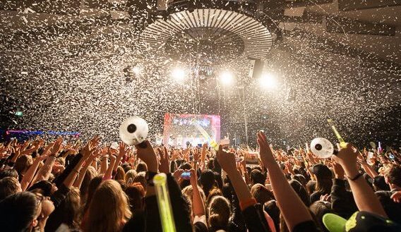 놓칠 수 없는 K-Pop 콘서트 현장
(Can’t Miss K-Pop Concert Scene/Site)