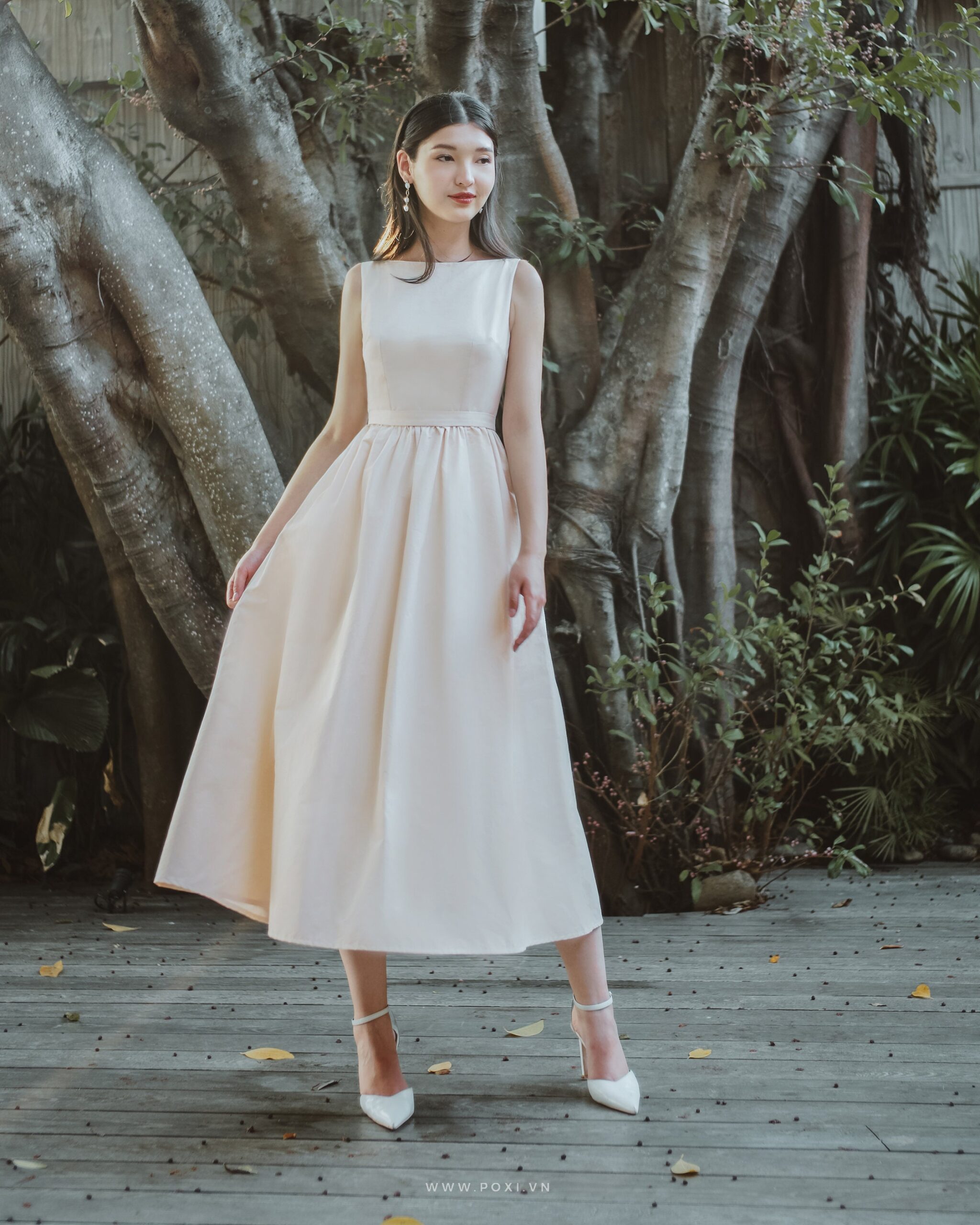 단정한 졸업 파티 드레스: 품격있는 디자인
(Danjeonghan jolup pati deureseu: pumgyeokitneun dijein)
Translation: Modest Prom Dresses: Elegant Designs (7 words)