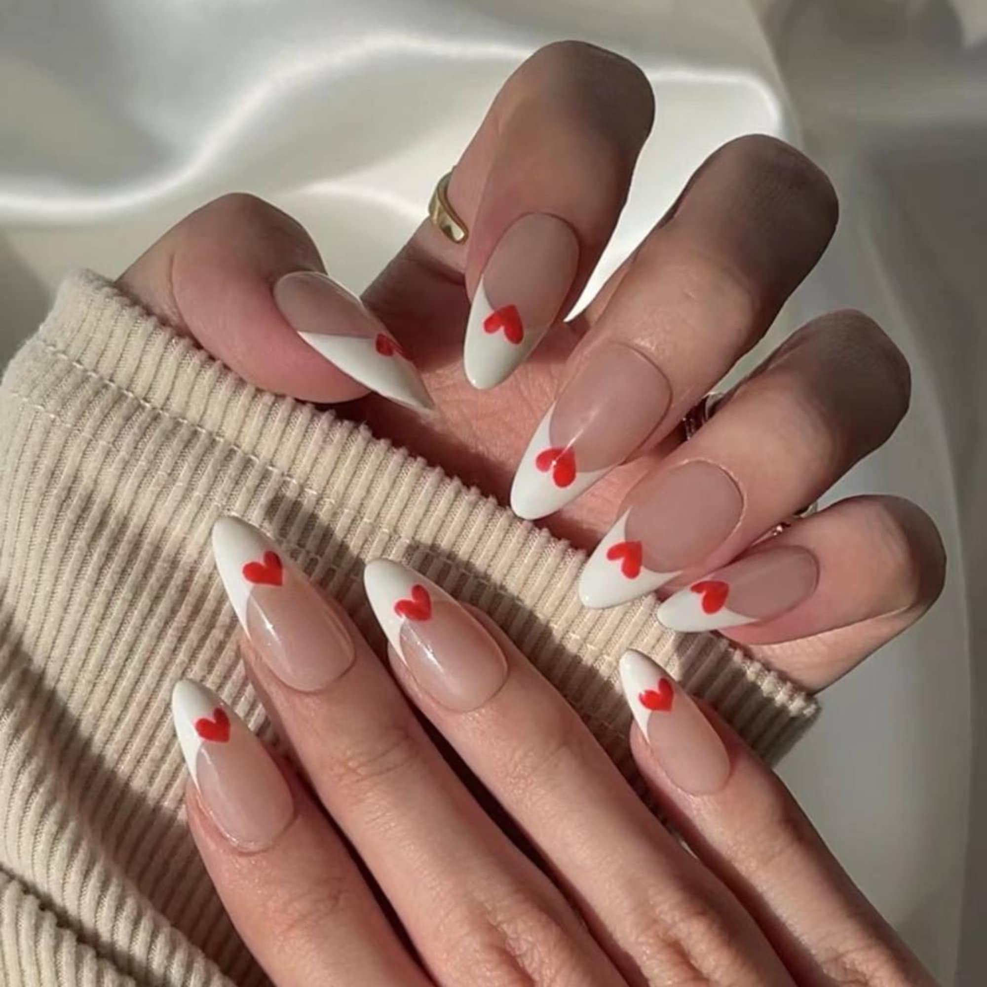 발렌타인데이 아몬드 쉐입 네일 디자인
(Valentine’s Day almond shape nail designs)