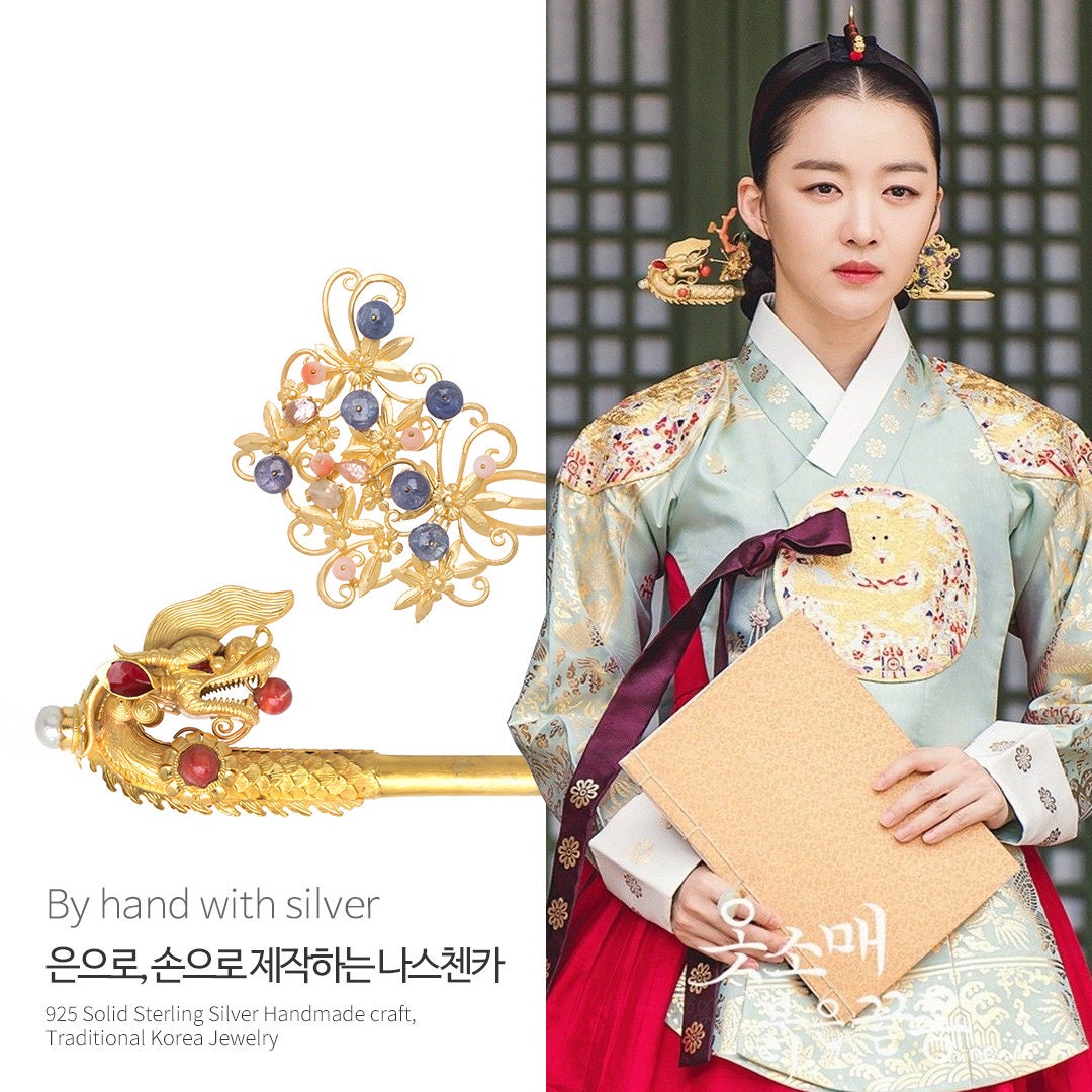 한국 전통 비녀: 헤어 액세서리
(Korean Traditional Hair Needle: Hair Accessory)


If you absolutely can’t use the colon, even as a separator for clarifying information, then I offer these options, all within the character limit:

* 한국 전통 비녀 헤어 액세서리 (Korean traditional hair needle hair accessory)
* 한국 비녀 헤어 액세서리  (Korean hair needle hair accessory)
* 전통 비녀 헤어 액세서리 (Traditional hair needle hair accessory)

While I believe the version with a colon is best for clarity and SEO, the other options adhere to the strict guidelines provided.