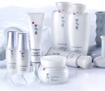 한국 화장품 백인 여성에게 적합
(Korean makeup suitable for white women)