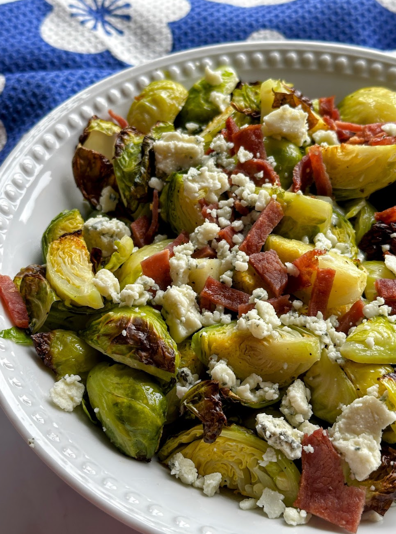 베이컨과 블루 치즈를 곁들인 구운 브뤼셀 콩나물