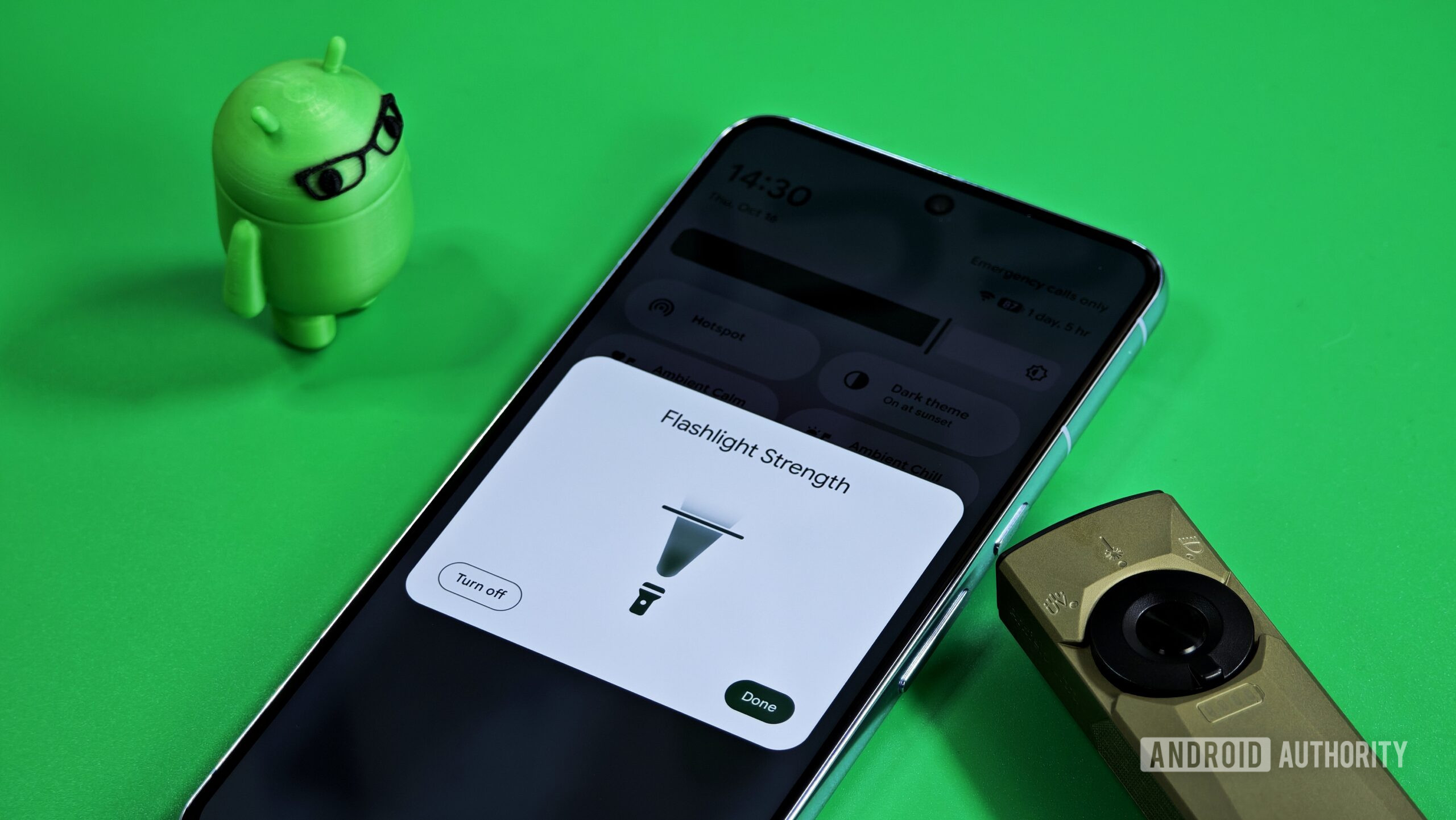 Android의 손전등 밝기 슬라이더가 이제 실제 손전등처럼 보입니다.