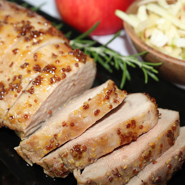 단풍잎 유약과 사과 짚을 곁들인 돼지고기 안심