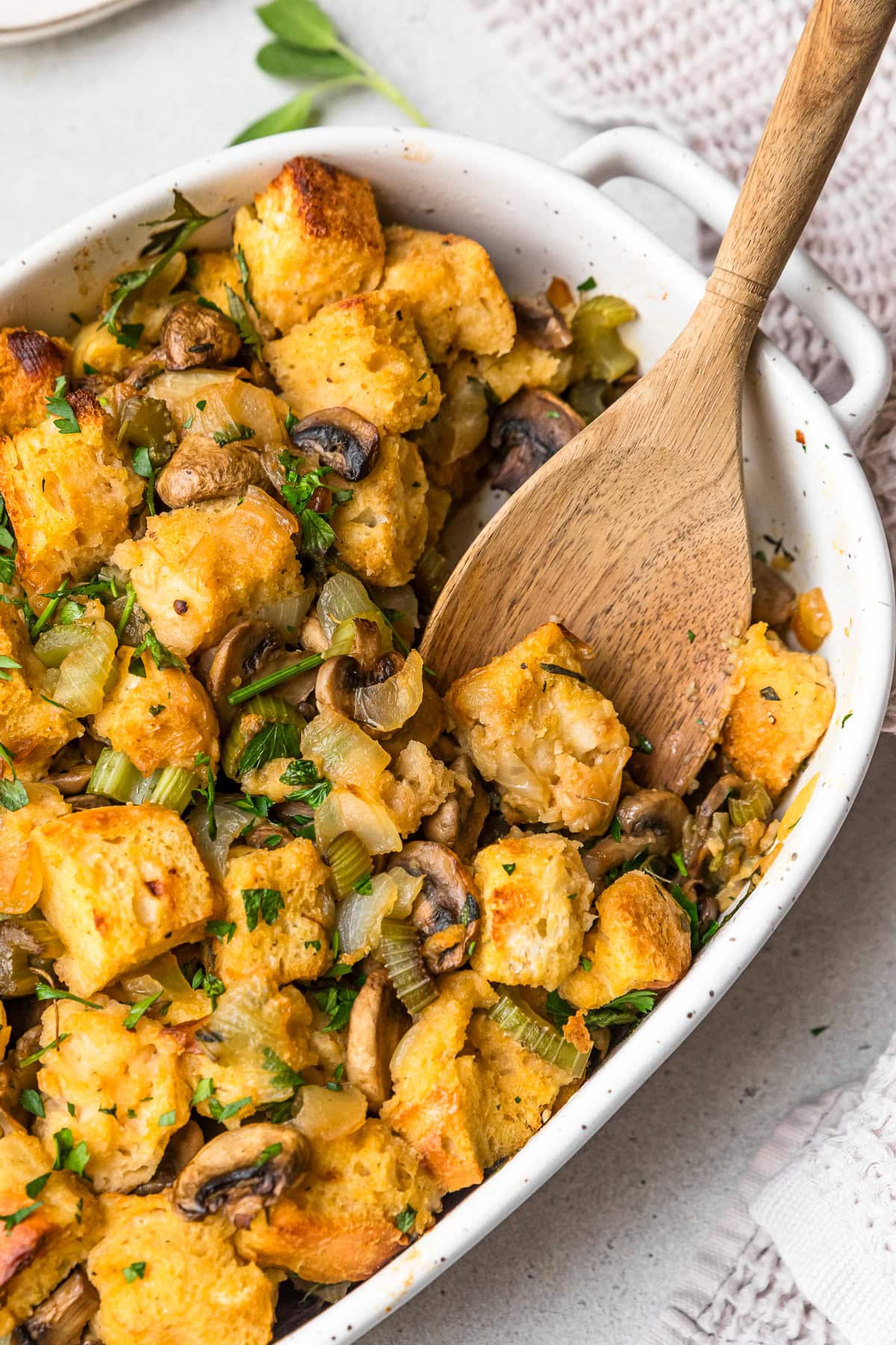 캐러멜 처리된 양파와 버섯으로 속을 채운 크바스