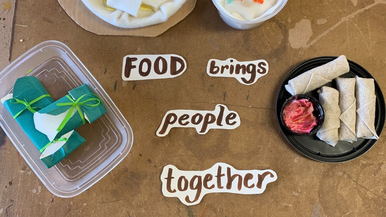 이번 추수감사절에 사랑하는 사람들과 소통할 수 있는 창의적인 비음식 방법 8가지